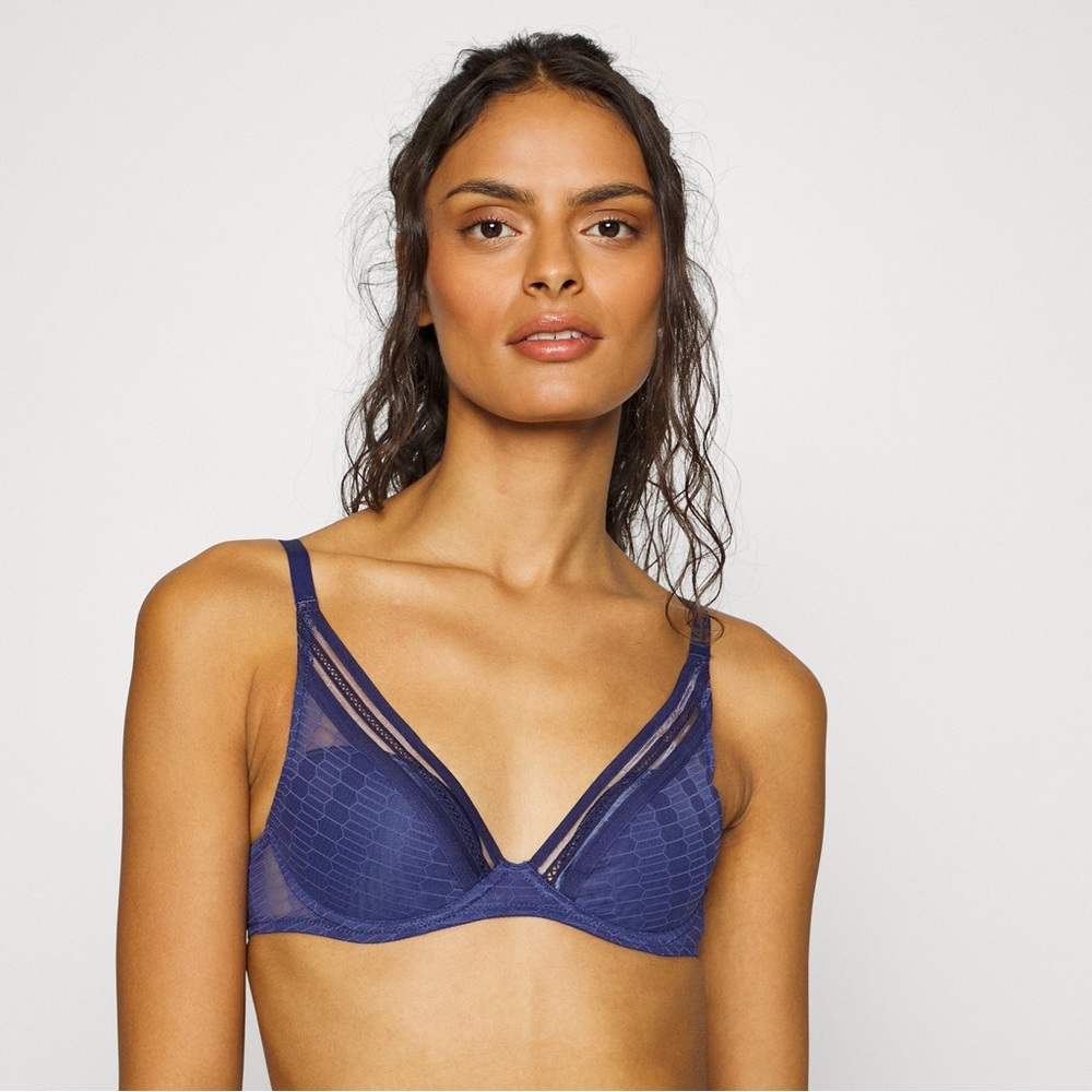 Chantelle Manhattan plunge t-shirt bra in navy, size 30DDDD / 30G